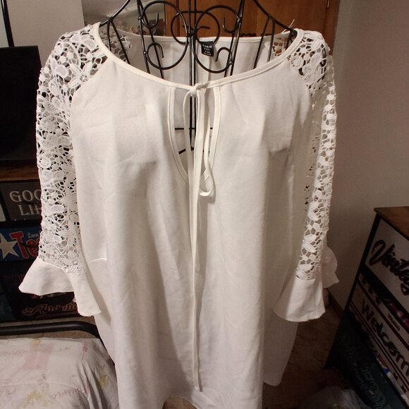 PRETTY WHITE LACE SHIRT FOR PLUS SIZED QUEEN - Picture 3 of 4